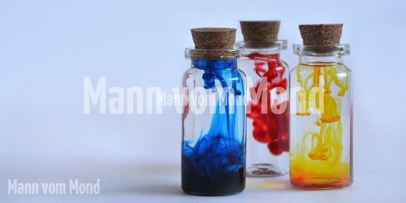 Drei Gläser mit farbiger Tinte
