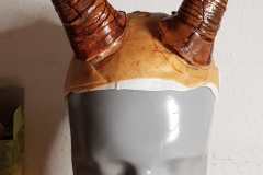 Ziegenhörner aus Epoxidharz auf Kopfmodell